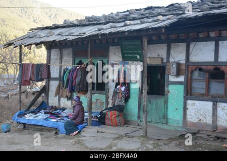 Un piccolo negozio di abbigliamento sulla strada a Bumthang, Bhutan. Foto Stock