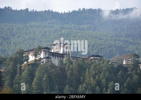 Jakar Dzong si trova su un crinale sopra la città di Jakar nella valle di Chamkhar di Bumthang, Bhutan. Foto Stock