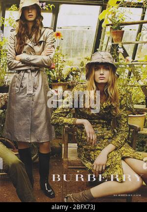 Poster pubblicità Burberry casa di moda in rivista cartacea da 2009 anni, pubblicità, pubblicità creativa Burberry da 2000 Foto Stock