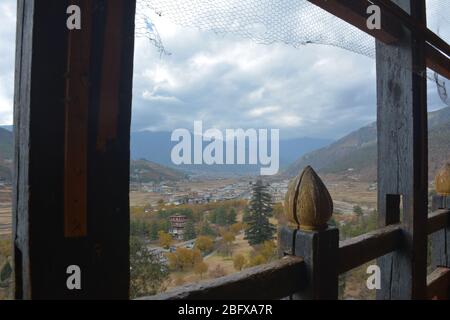 Vista lungo la Valle del Paro da Rinpung Dzong, il monastero principale e la fortezza di Paro, Bhutan, risale al 1645 e contiene 14 santuari e cappelle. Foto Stock