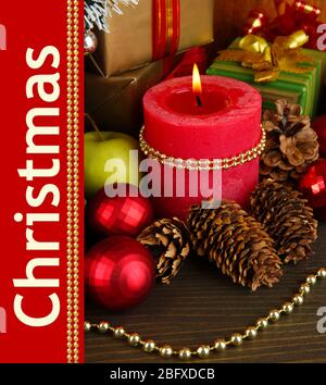 Composizione dalle decorazioni natalizie su tavola in legno primo piano Foto Stock