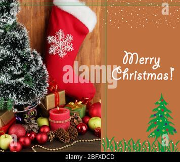 Composizione dalle decorazioni natalizie su sfondo ligneo Foto Stock
