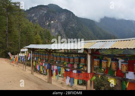 L'escursione al monastero di Tiger's Nest (conosciuto anche come il sentiero di Taktsang per Paro Taktsang) è il più popolare attratto turistico del Bhutan. Foto Stock