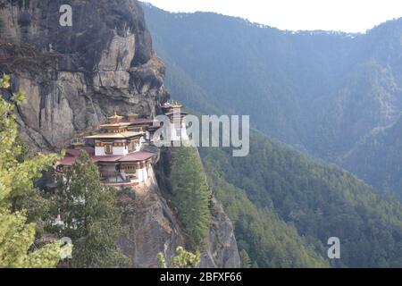 Il monastero di Nest della tigre (Paro Taktsang), patrimonio dell'umanità dell'UNESCO, è il più popolare attratto turistico e culturale del Bhutan e un esempio di architettura di dzong. Foto Stock