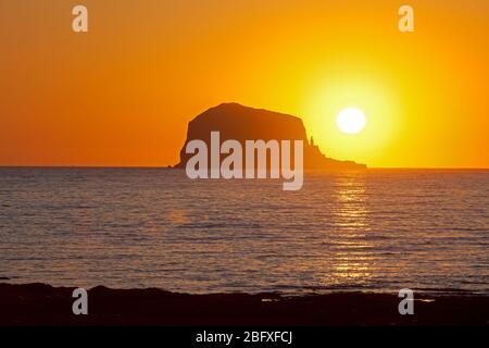 Bass Rock, Sunrise, North Berwick, East Lothian, Scozia, Regno Unito. 20 aprile 2020. Splendida scena subito dopo l'alba, quando il sole apparve da dietro il Bass Rock, Regno Unito. Temperatura 3 gradi poco o nessun vento. Un po' di calma mentre la minaccia del Coronavirus incombe ancora. Berwick nord mare Foto Stock