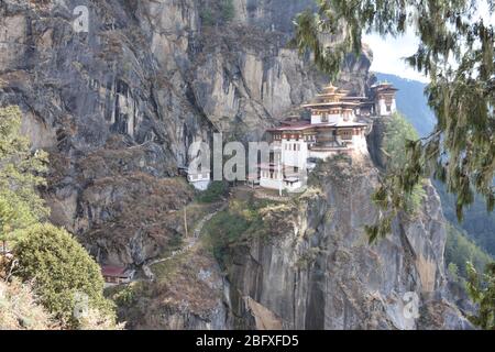 Il monastero di Nest della tigre (Paro Taktsang), patrimonio dell'umanità dell'UNESCO, è il più popolare attratto turistico e culturale del Bhutan e un esempio di architettura di dzong. Foto Stock