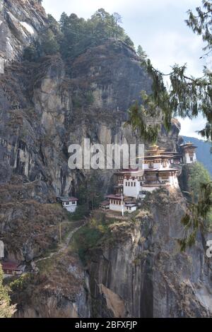 Il monastero di Nest della tigre (Paro Taktsang), patrimonio dell'umanità dell'UNESCO, è il più popolare attratto turistico e culturale del Bhutan e un esempio di architettura di dzong. Foto Stock