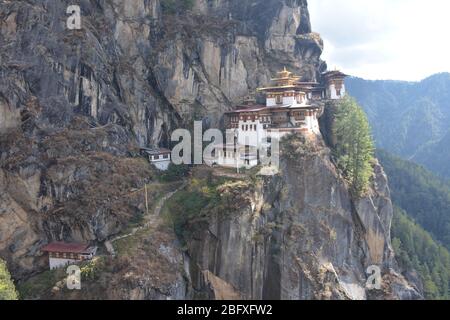 Il monastero di Nest della tigre (Paro Taktsang), patrimonio dell'umanità dell'UNESCO, è il più popolare attratto turistico e culturale del Bhutan e un esempio di architettura di dzong. Foto Stock