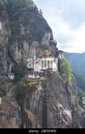 Il monastero di Nest della tigre (Paro Taktsang), patrimonio dell'umanità dell'UNESCO, è il più popolare attratto turistico e culturale del Bhutan e un esempio di architettura di dzong. Foto Stock