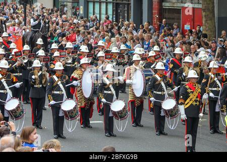 Londra, Inghilterra - Settembre 10 2012: Folle e gruppi di marciaing per le strade di Londra, per celebrare le 2012 squadre olimpiche e paraolimpiche britanniche Foto Stock