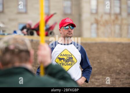 Helena, Montana - 19 aprile 2020: Uomo che indossa un rosso tenere America cappello grande a una protesta per la chiusura del governo a causa del Covid-19 Coronavirus p Foto Stock