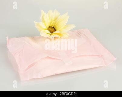 Pantalana in confezione singola e fiore giallo isolato su bianco Foto Stock