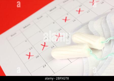 calendario di mestruazioni con tamponi sanitari e tamponi, primo piano Foto Stock