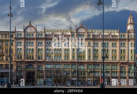 Facciata del famoso cortile di Parigi (Parizsi Udvar) by Hyatt Hotel, dopo l'apertura nel giugno 2019. Originariamente Brudern House costruito in stile Art Nouveau.Bud Foto Stock