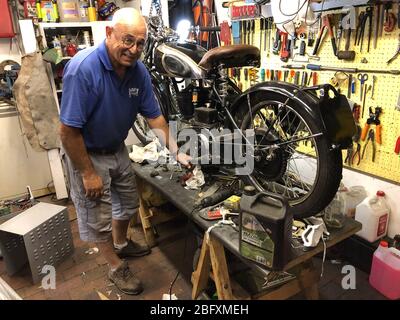 Johannesburg, Sudafrica. 31 Marzo 2020. Il sudafricano Larry Smeyatsky (67) utilizza il coprifuoco stretto nel suo paese di origine nella lotta contro il virus corona per ripristinare una moto d'epoca. Nel suo garage a Johannesburg sta ripristinando un Triumph 1934, che vuole provare su strada - completamente revisionato - dopo che le restrizioni sono finite. (A dpa: 'Il coprifuoco come una probabilità: Le viti per fortuna') credito: Ralf Krüger/dpa/Alamy Live News Foto Stock