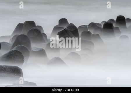 viel mistico sulle rocce costiere ricoperte di spruzzi di oceano Foto Stock