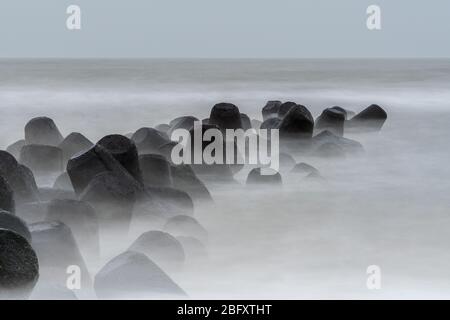 viel mistico sulle rocce costiere ricoperte di spruzzi di oceano Foto Stock