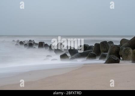 viel mistico sulle rocce costiere ricoperte di spruzzi di oceano Foto Stock