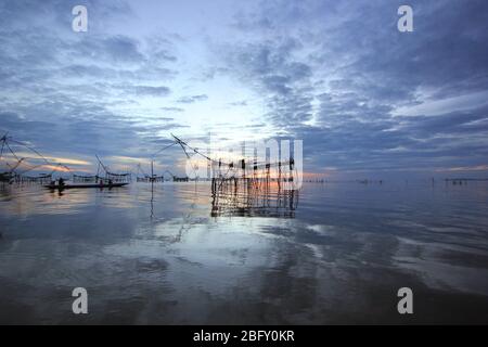 Paesaggio del villaggio di pescatori nella provincia di Phatthalung, Thailandia Foto Stock