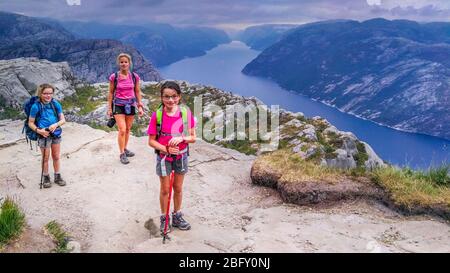 La Norvegia, in estate, cammina fino a questa famosa pietra, Preikestolen nel sud del paese Foto Stock