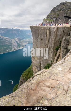 La Norvegia, in estate, cammina fino a questa famosa pietra, Preikestolen nel sud del paese Foto Stock