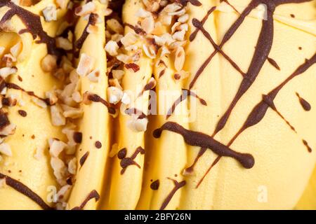 Fette di gelato all'arancia con noci vicine. Foto Stock