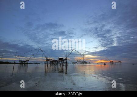 Paesaggio del villaggio di pescatori nella provincia di Phatthalung, Thailandia Foto Stock