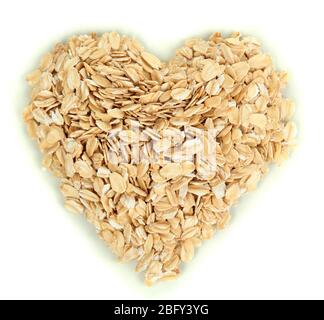 Forma del cuore fatta da fiocchi di avena isolati su bianco Foto Stock