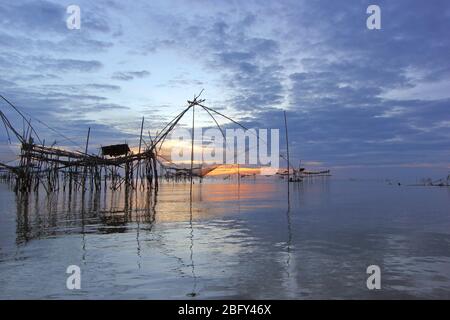 Paesaggio del villaggio di pescatori nella provincia di Phatthalung, Thailandia Foto Stock