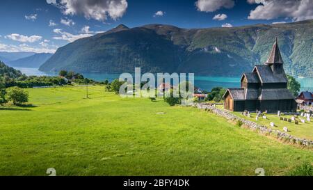 Norvegia, in estate, chiesa in legno Urnes Foto Stock