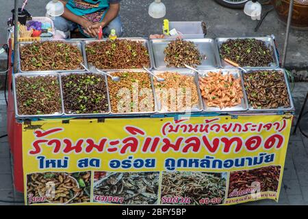 SAMUT PRAKAN, THAILANDIA, ottobre 24 2019, lo stand offre insetti arrostiti. Il negozio mobile con insetti commestibili sul marciapiede a Samut Prakan. Foto Stock