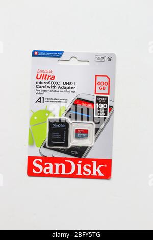 Scheda SDHD SanDisk da 400 GB isolata su sfondo bianco Foto Stock