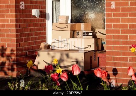 grandi spedizioni di consegne amazon sono rimaste a casa durante il blocco del coronavirus covid-19 nel regno unito Foto Stock