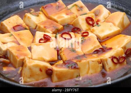 Primo piano della cucina cinese mapo tofu in un piatto Foto Stock