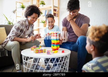 Ritratto di famiglia nero giocando a un gioco a casa insieme Foto Stock