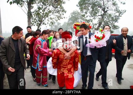 Costume matrimoniale nel sud Shaanxi che porta suo nipote il secondo padre è molto felice Liangshan Village Liangshan Town Nanzheng County Shaanxi Foto Stock
