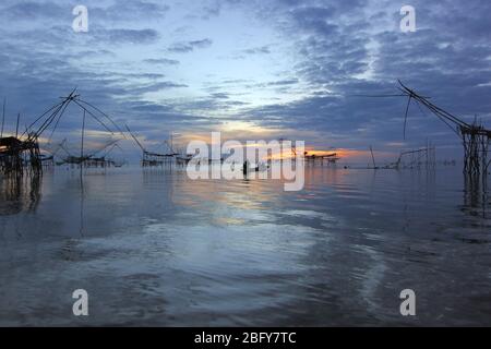 Paesaggio del villaggio di pescatori nella provincia di Phatthalung, Thailandia Foto Stock