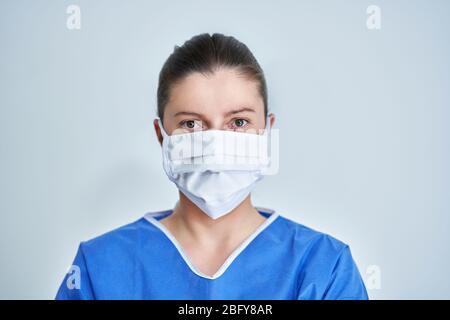 Primo piano ritratto di medico femminile o infermiere che indossa la maschera protettiva Foto Stock