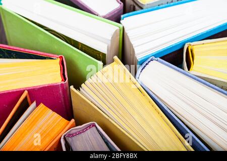 Libri in copertine multicolore primo piano. Concetto di istruzione. Foto Stock