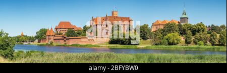 Panorama del Castello Teutonico a Malbork o Marienburg in estate in Polonia Foto Stock