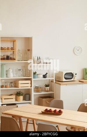 Immagine di sfondo verticale di interni cucina dai toni caldi con design minimalista e decorazioni in legno, spazio copia Foto Stock