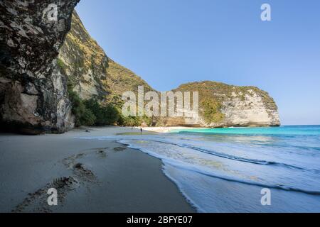 Popolare luogo di foto e destinazione turistica Kelingking Beach e scogliera, a Nusa Penida Island, Bali, Indonesia Foto Stock