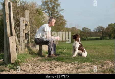 L'uomo con il suo cane Foto Stock