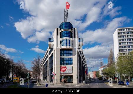 04/09/2020, Berlino, la Willy-Brandt-Haus di Berlino Kreuzberg è stata sede della sede federale del Partito socialdemocratico di Germania (SPD) dal 1999. La casa moderna su un pomeriggio soleggiato nel mese di aprile. Sulla facciata c'è un banner con l'iscrizione: 'Noi aderiamo insieme'. La casa prende il nome da Willy Brandt, sindaco di Berlino Ovest dal 1957 al 1966, presidente del partito SPD dal 1964 al 1987 e cancelliere tedesco dal 1969 al 1974. | utilizzo in tutto il mondo Foto Stock