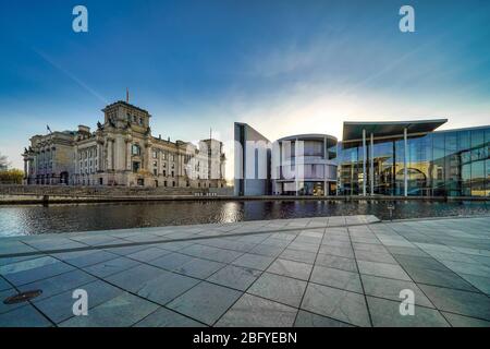 11 aprile 2020, Berlino, il distretto governativo sulla Sprea con il Reichstag di Berlino e Paul-Lobe-Haus. Il distretto governativo di Berlino è l'area in cui hanno sede le più importanti istituzioni dell'esecutivo (governo federale) e del ramo legislativo (Bundestag tedesco). E' il 'centro politico' della Repubblica federale di Germania. | utilizzo in tutto il mondo Foto Stock