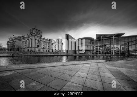 11 aprile 2020, Berlino, il distretto governativo sulla Sprea con il Reichstag di Berlino e Paul-Lobe-Haus. Il distretto governativo di Berlino è l'area in cui hanno sede le più importanti istituzioni dell'esecutivo (governo federale) e del ramo legislativo (Bundestag tedesco). E' il 'centro politico' della Repubblica federale di Germania. | utilizzo in tutto il mondo Foto Stock