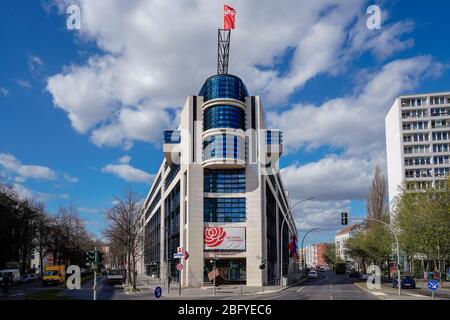 04/09/2020, Berlino, la Willy-Brandt-Haus di Berlino Kreuzberg è stata sede della sede federale del Partito socialdemocratico di Germania (SPD) dal 1999. La casa moderna su un pomeriggio soleggiato nel mese di aprile. Sulla facciata c'è un banner con l'iscrizione: 'Noi aderiamo insieme'. La casa prende il nome da Willy Brandt, sindaco di Berlino Ovest dal 1957 al 1966, presidente del partito SPD dal 1964 al 1987 e cancelliere tedesco dal 1969 al 1974. | utilizzo in tutto il mondo Foto Stock