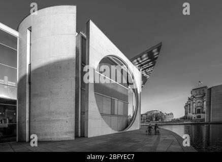 11.04.2020, Berlino, il distretto governativo della Sprea, preso alla Marie-Elisabeth-Luders-Haus (a sinistra) con dettagli dal Reichstag di Berlino. Il distretto governativo di Berlino è l'area in cui hanno sede le più importanti istituzioni dell'esecutivo (governo federale) e del ramo legislativo (Bundestag tedesco). E' il 'centro politico' della Repubblica federale di Germania. | utilizzo in tutto il mondo Foto Stock