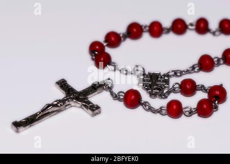 santo rosario isolato su sfondo bianco Foto Stock