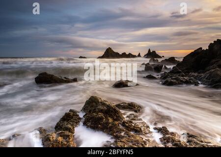 Luce serale sulla costa nella splendida Kilfarrasy County Waterford Ireland Foto Stock